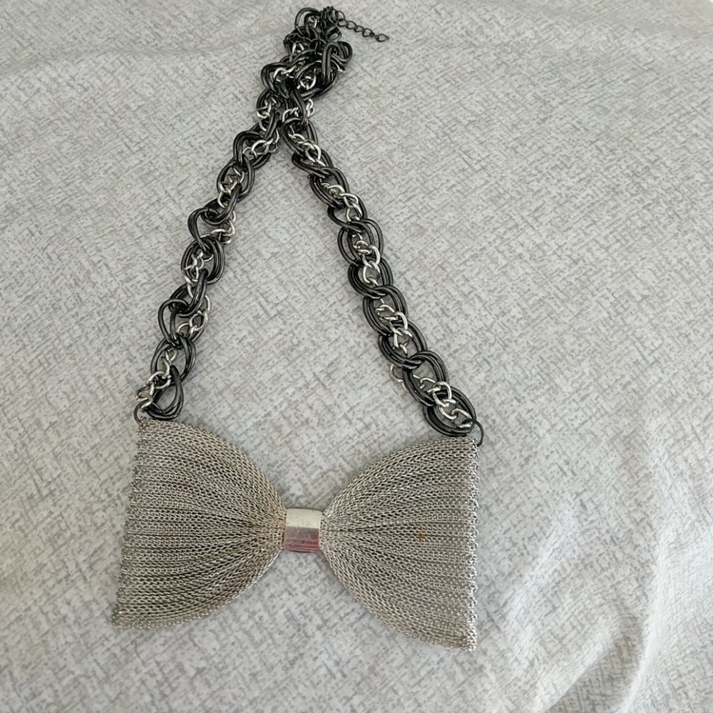 Bow necklace